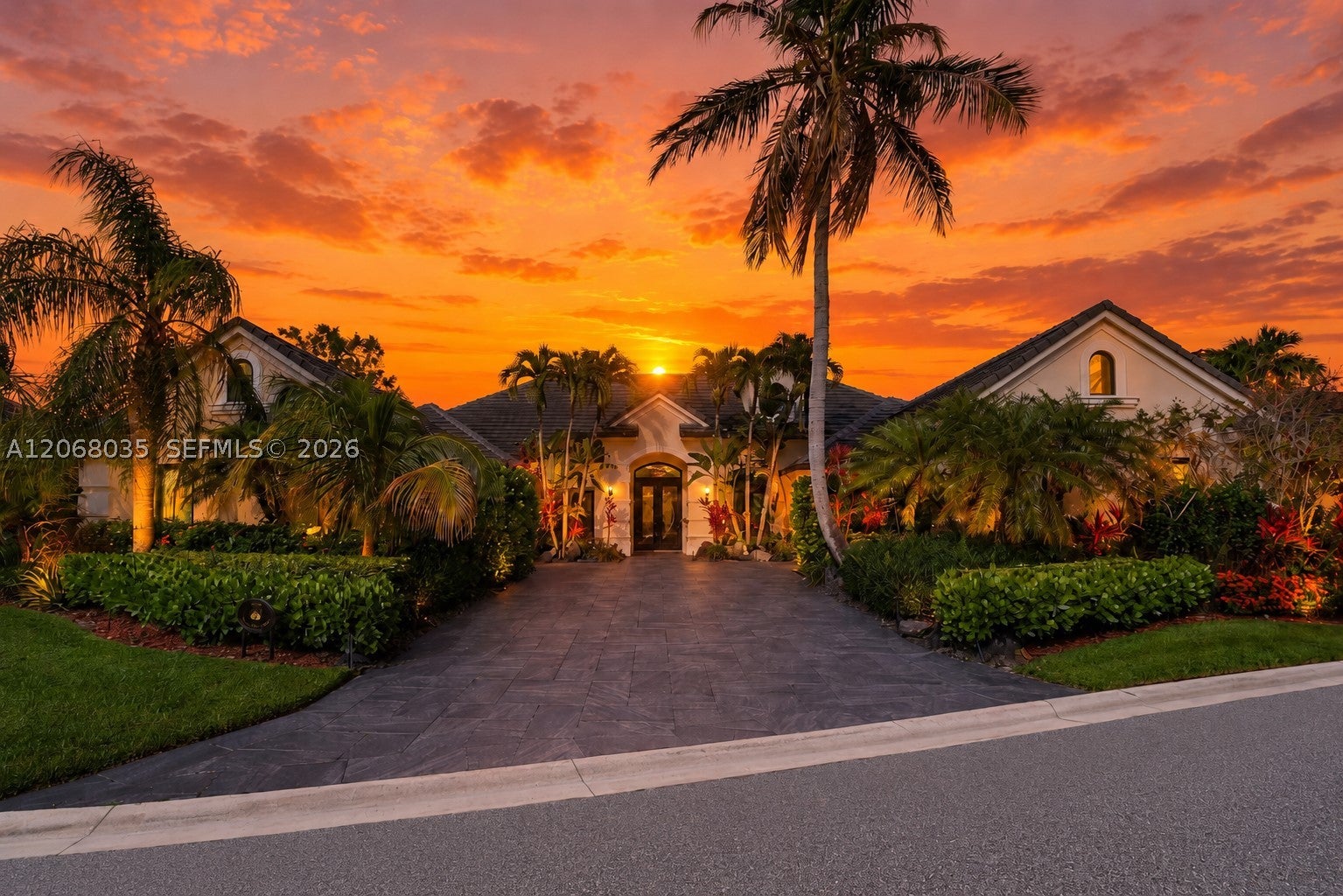 18989 SE Windward Island Ln