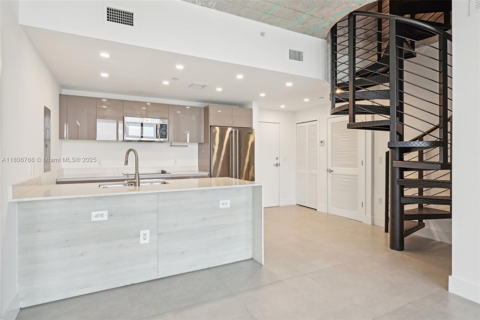 THE HIGHLANDS CONDO - Residential Lease