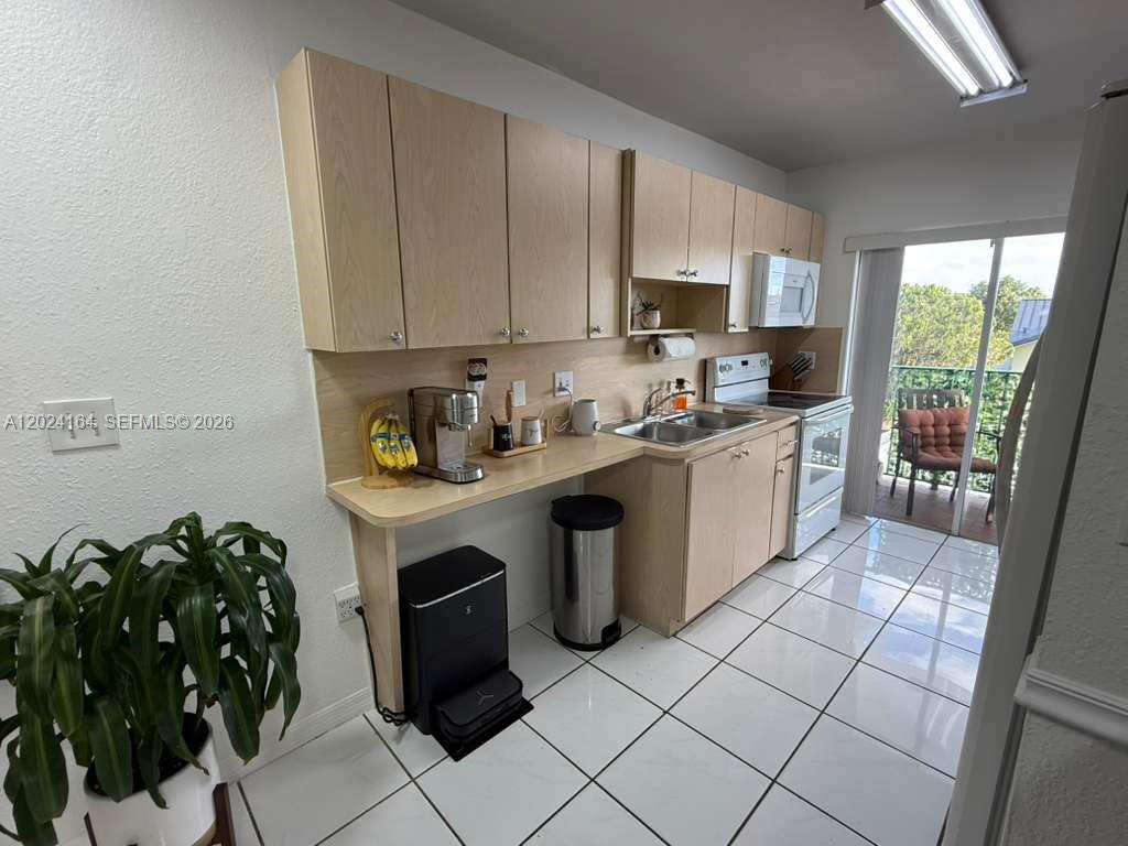 READY VILLAS CONDO - Residential Lease