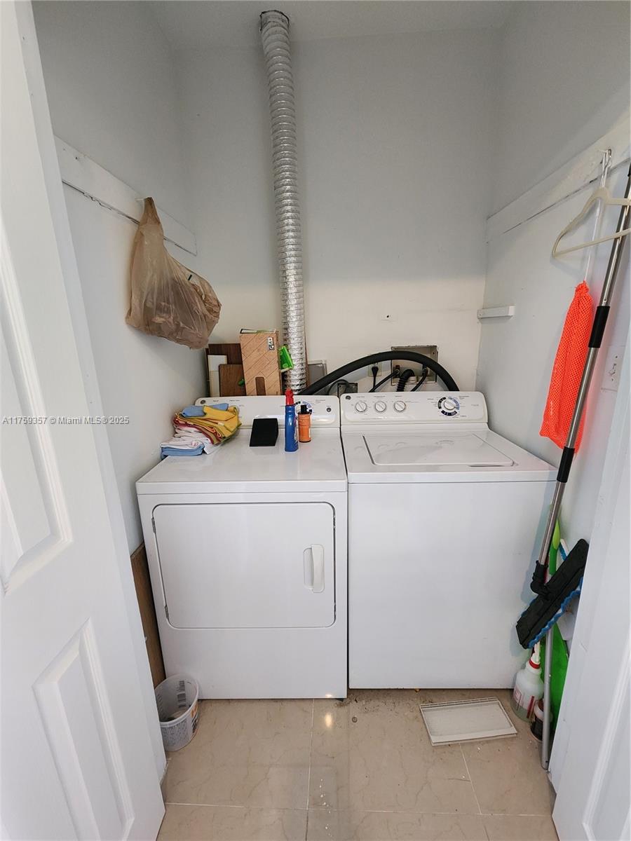 HOLLYWOOD BEACH - Residential Lease