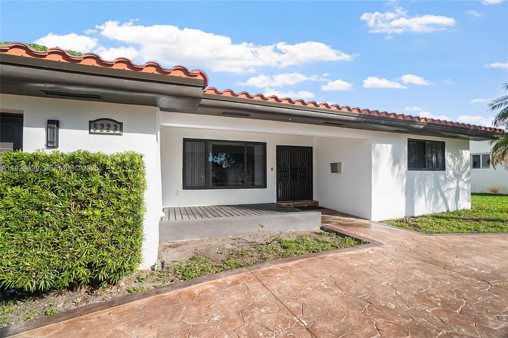 Photo of 5223 Monroe St, Hollywood, FL 33021 (MLS # A11929699)