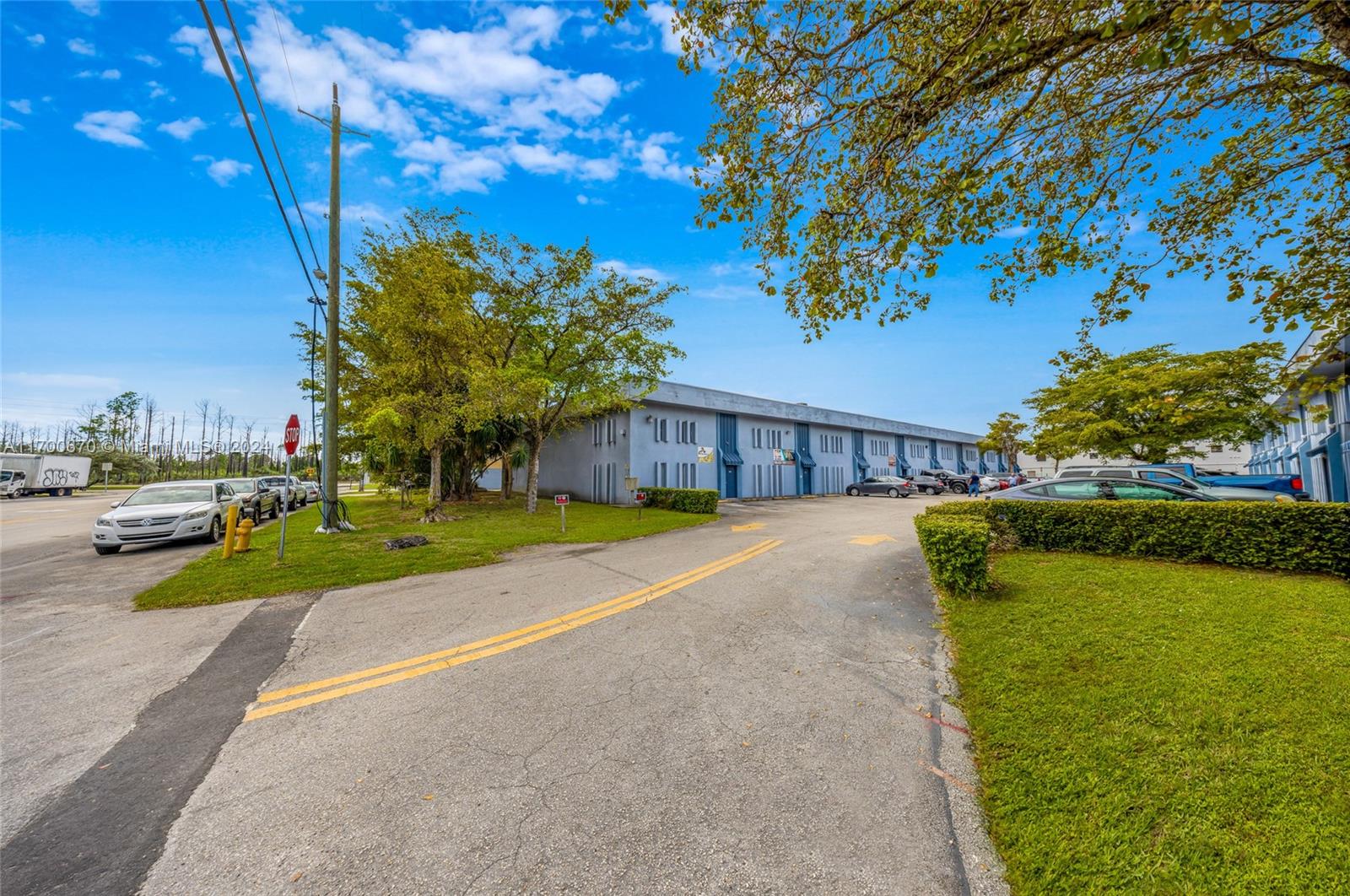 Discover this outstanding commercial condo in the heart of Kendall with 2,100 Sqft! ideally located near the FL turnpike and just minutes from Tamiami Airport. This exceptional warehouse property offers 16-ft ceilings, ample parking, and a strategic location near major Turnpike highways and Tamiami Airport. Perfect for a variety of businesses, it combines accessibility, functionality, and convenience.
Don’t miss this opportunity—schedule your tour today!