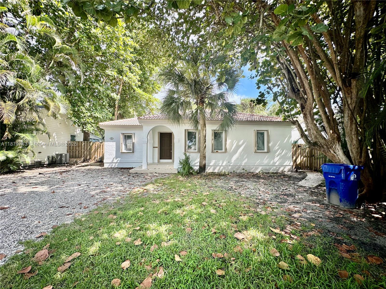 Great single-family house for lease in desirable East Ft Lauderdale Tarpon River Park. Freshly renovated waterfront property. Minutes away from downtown Ft. Lauderdale, famous Ft Lauderdale and Dania Beaches, and Las Olas with its restaurants and entertainment.