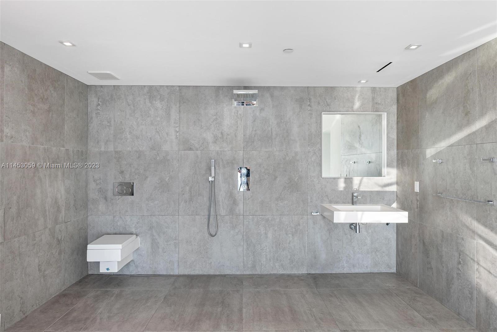 THE BENTLEY BAY CONDO - Residential