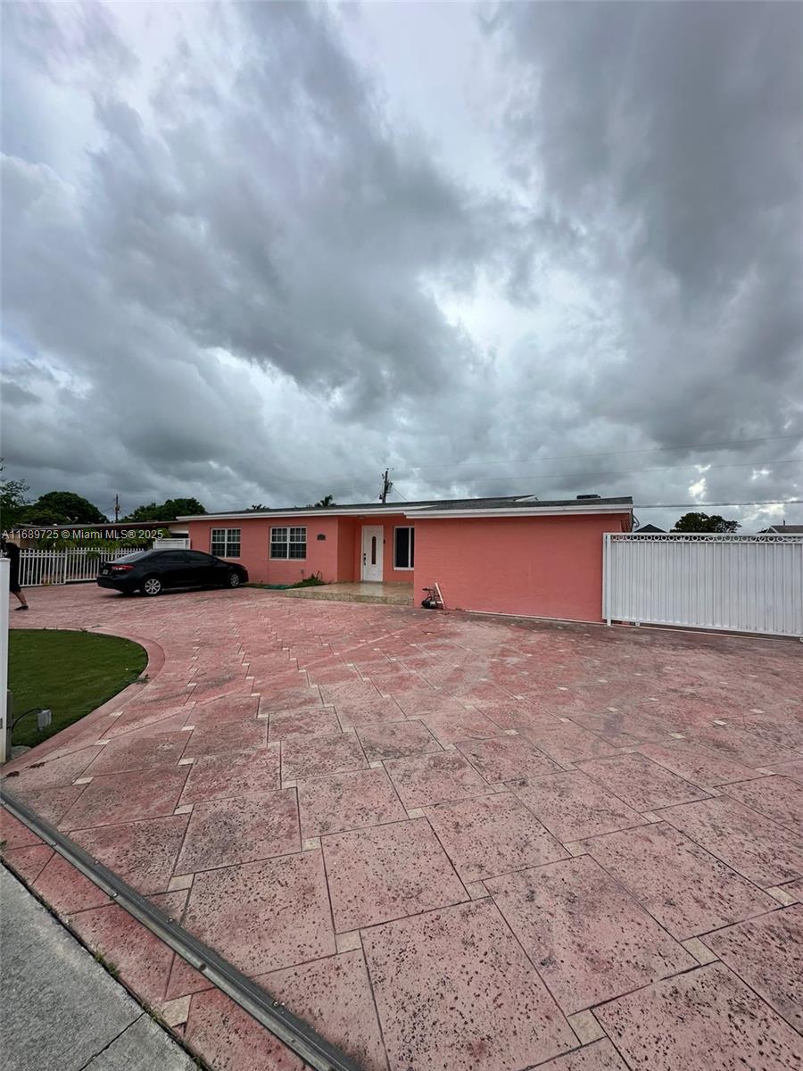 1250 W 61st Pl, Hialeah, Miami-Dade County, Florida - 4 Bedrooms  
2 Bathrooms - 