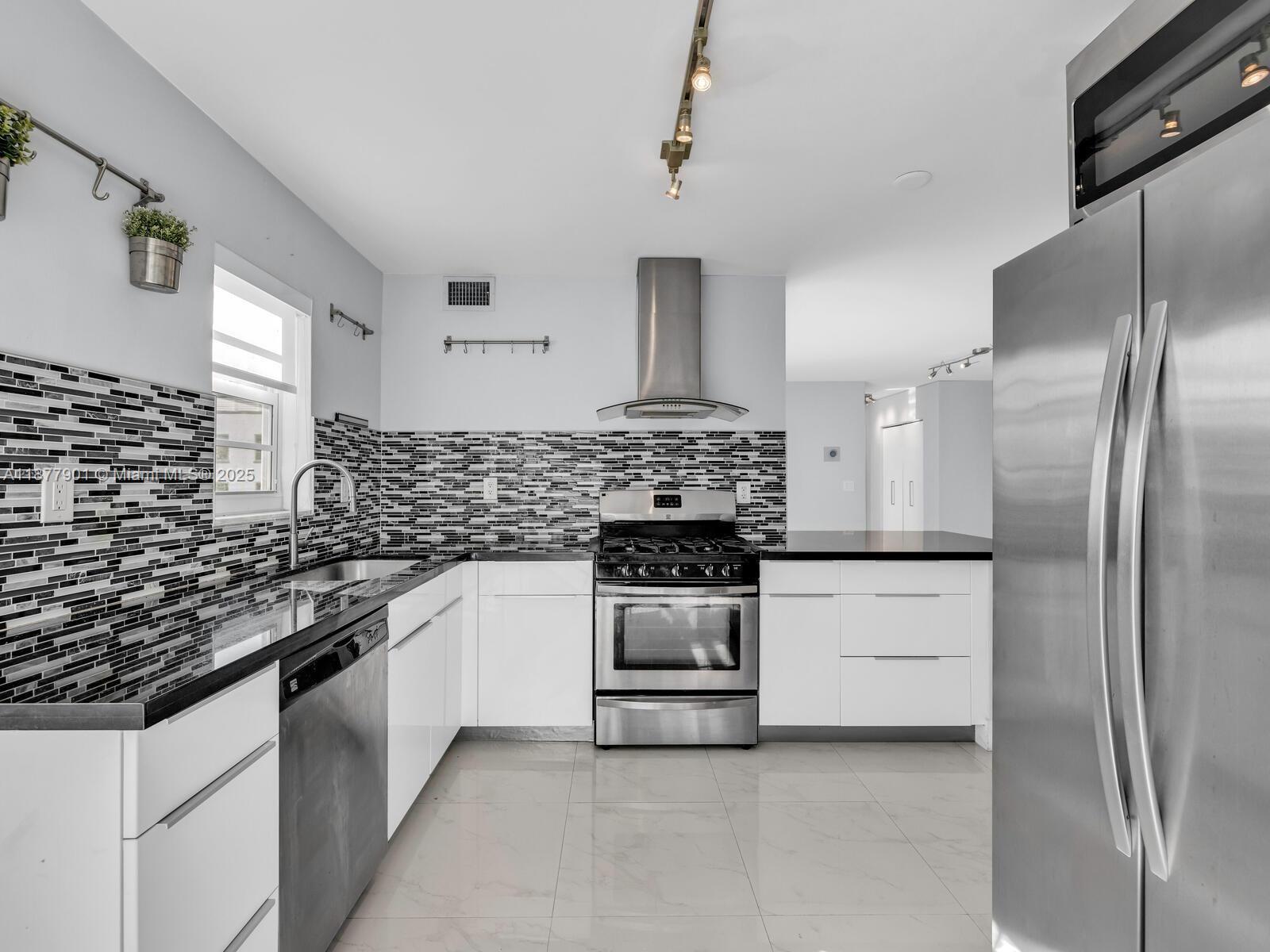 LOCATION, LOCATION, LOCATION — THIS WON’T LAST!
Discover 525 Meridian Ave, an updated 2BD/1BA condo with an open layout, modern finishes, and abundant natural light. The kitchen features stainless steel appliances and ample storage, perfect for cooking and entertaining. Flexible second bedroom ideal for a home office or guest space. Enjoy central A/C, smart thermostat & lock, and a dedicated parking space and shared W/D. Just two blocks from the beach and close to restaurants, grocery stores, and shopping. Available Nov 1 – Unfurnished.