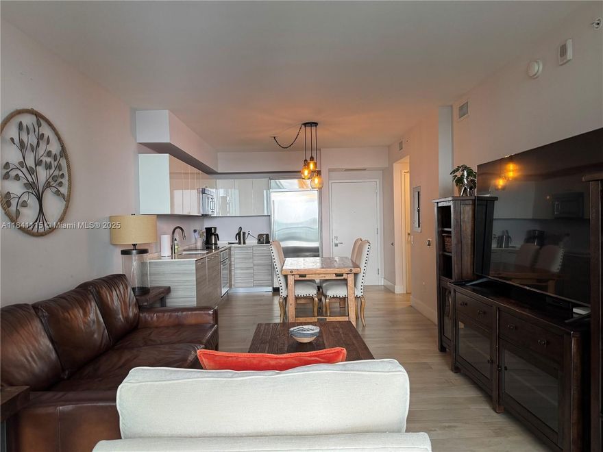 Enjoy direct bay views with a balcony stretching from the living room to the bedroom. This unit is upgraded with wooden floors, built out closets, black out shades/blinds and a designer kitchen and Nest thermostat. Enjoy resort-style amenities including two pools, spa, BBQ area, gym, theater, and kids' playground. Prime location in the financial district.