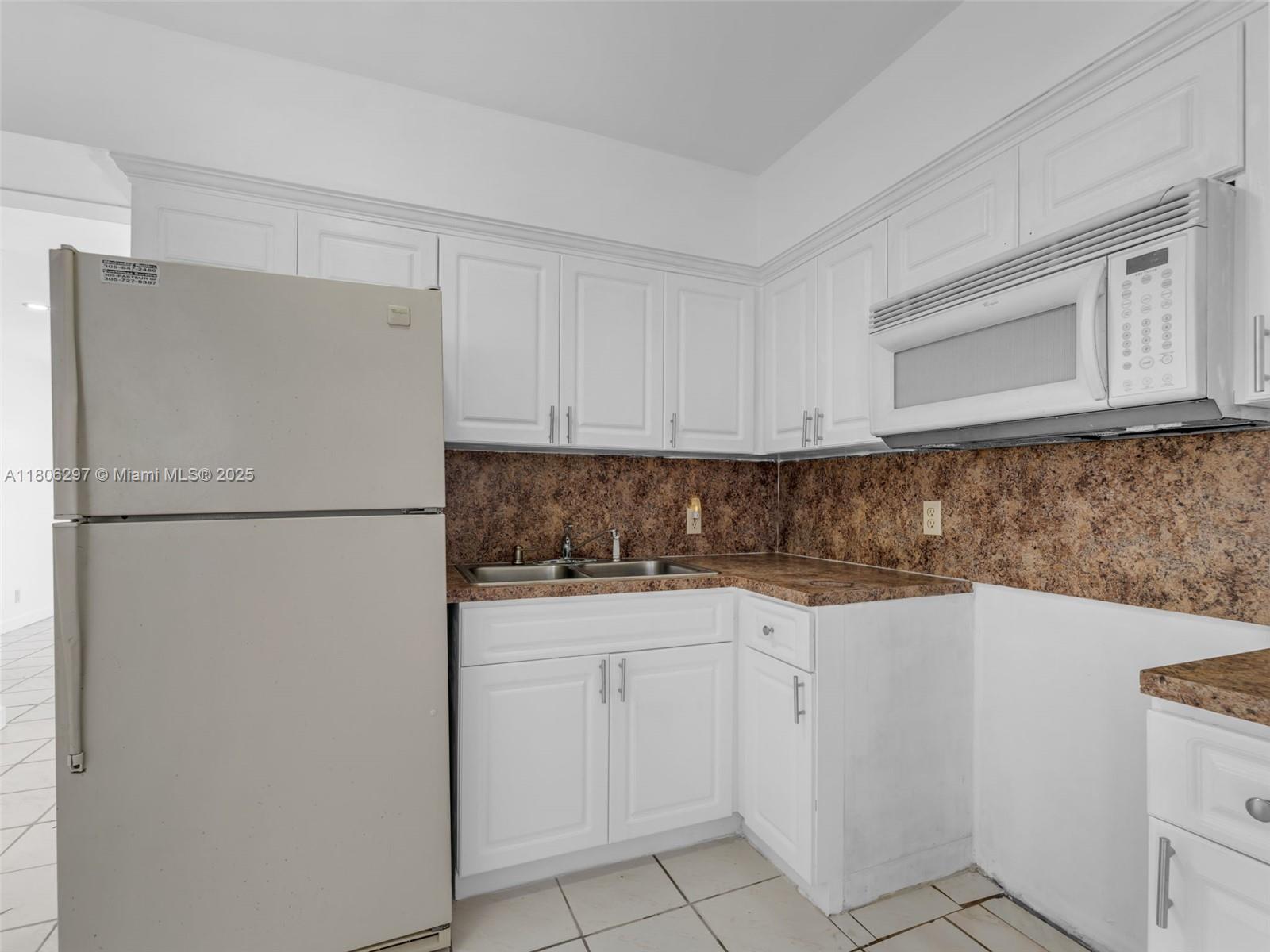 EVERGLADES SUGAR & LAND C - Residential Lease