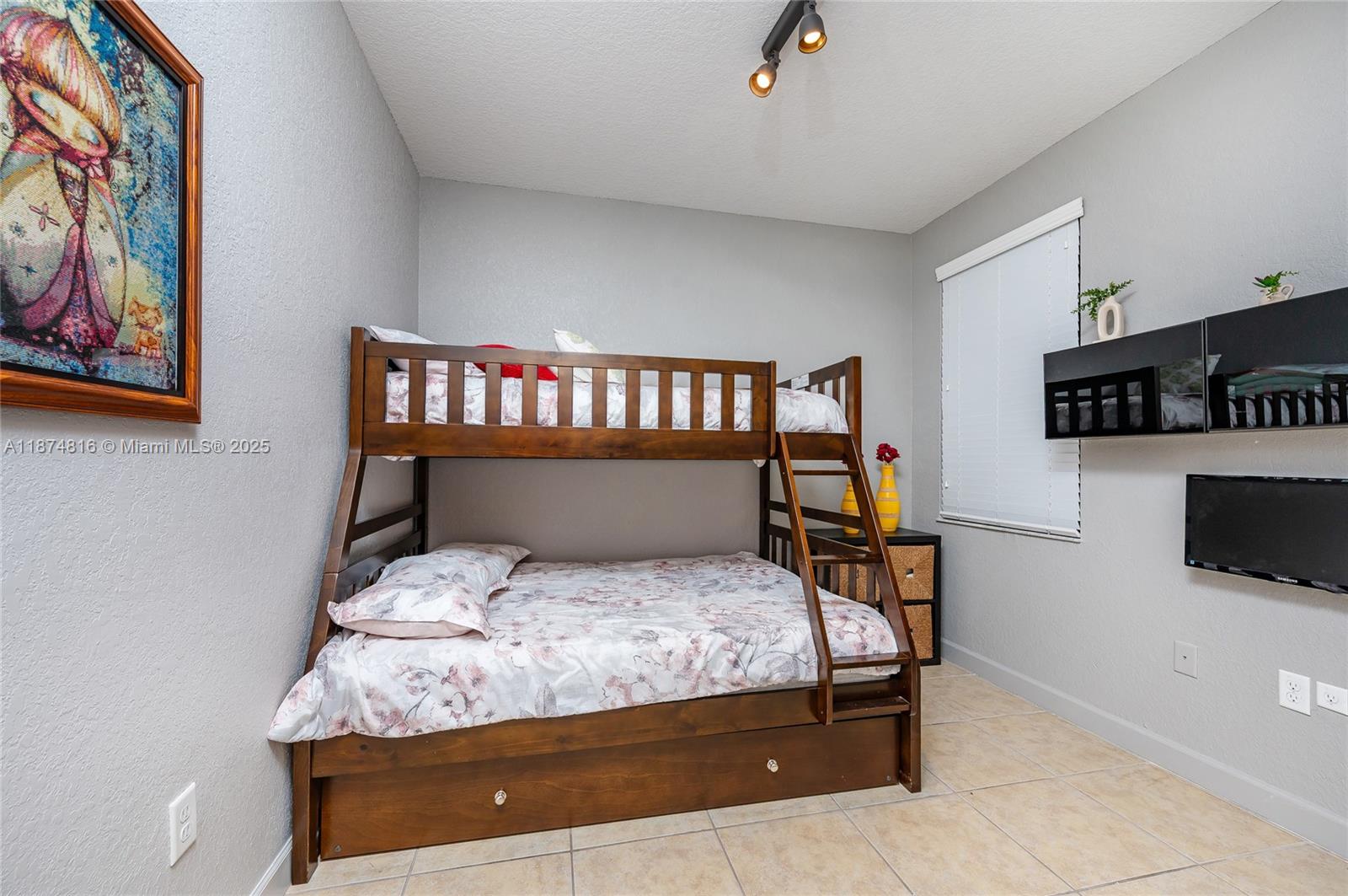 FONTAINBLEAU LAKES COURTY - Residential