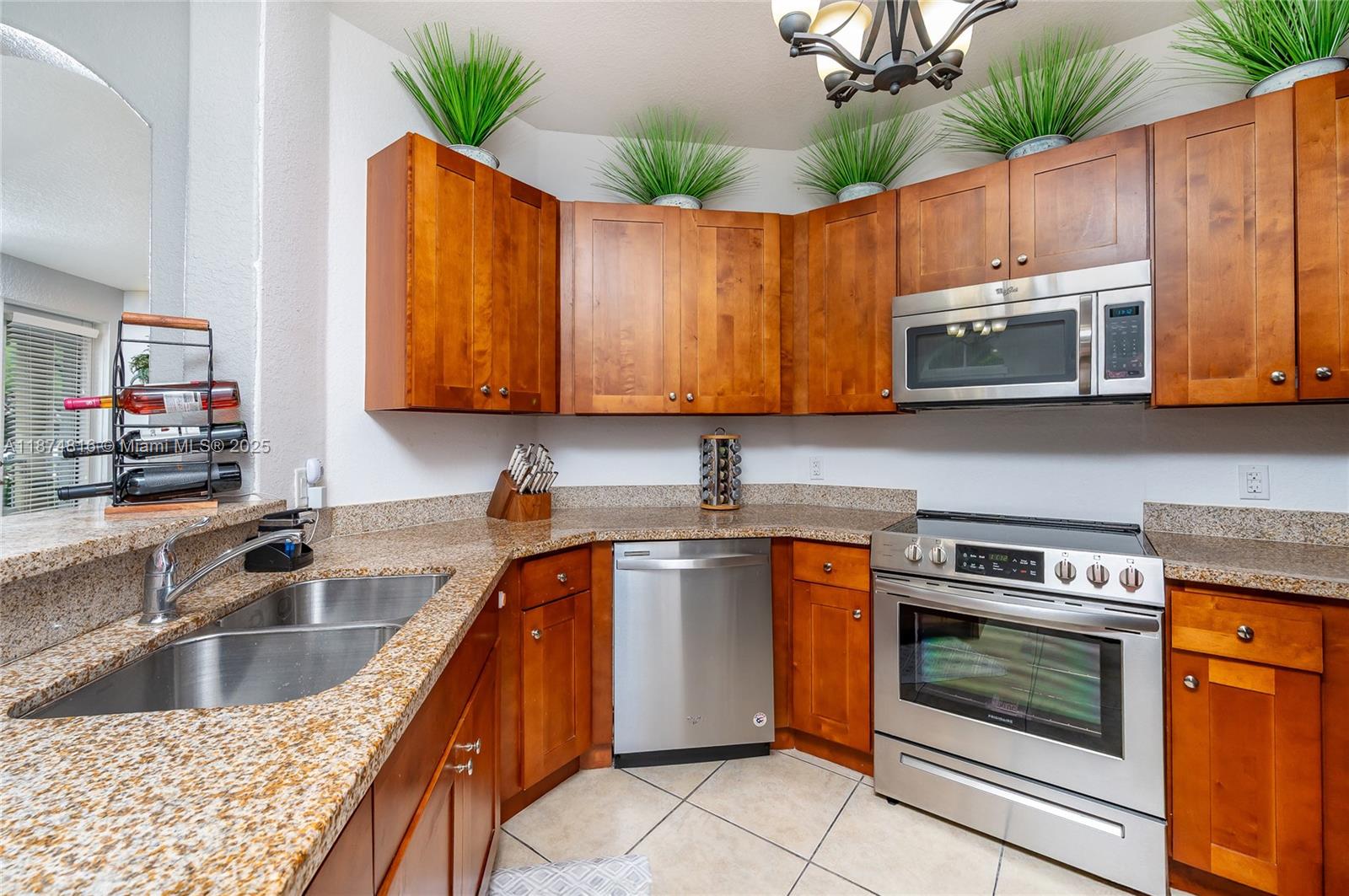 FONTAINBLEAU LAKES COURTY - Residential