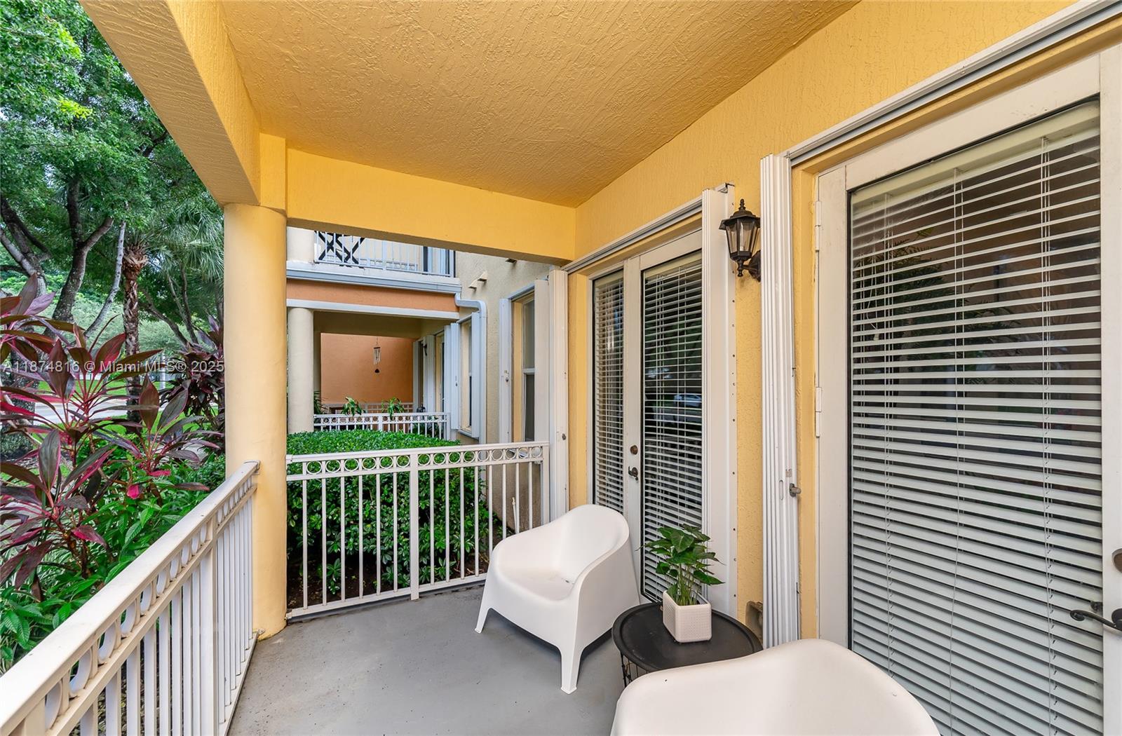 FONTAINBLEAU LAKES COURTY - Residential