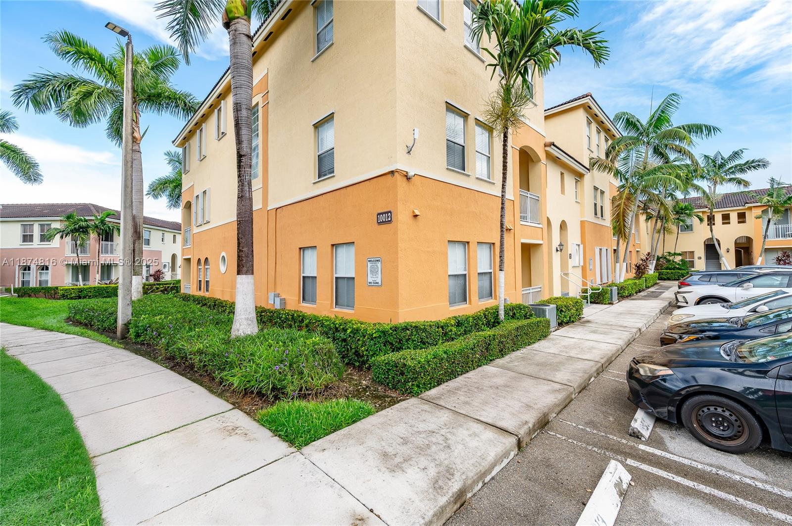 FONTAINBLEAU LAKES COURTY - Residential