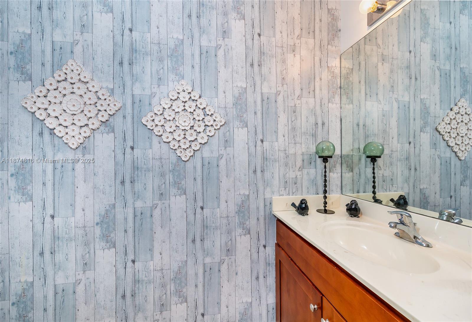 FONTAINBLEAU LAKES COURTY - Residential