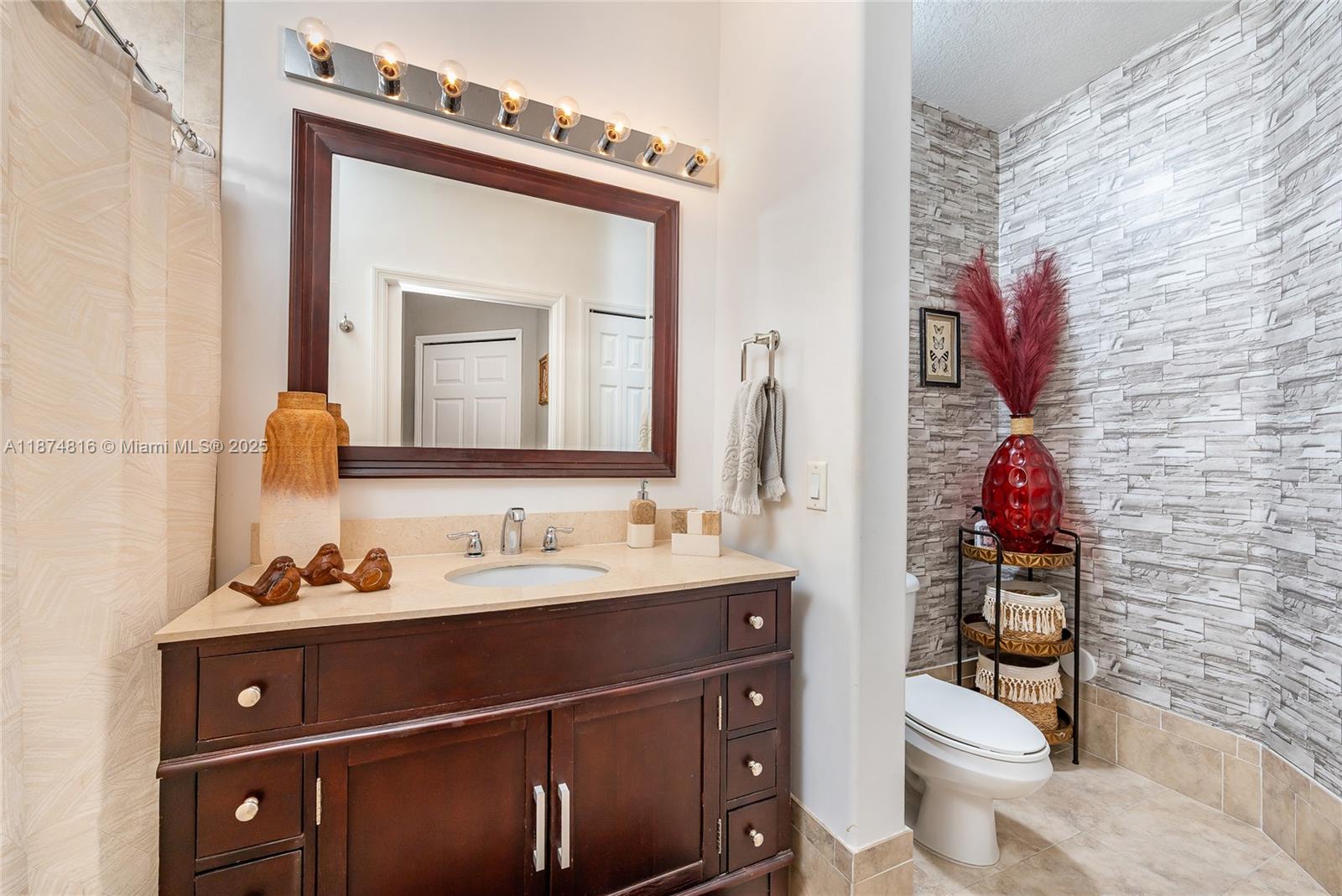 FONTAINBLEAU LAKES COURTY - Residential