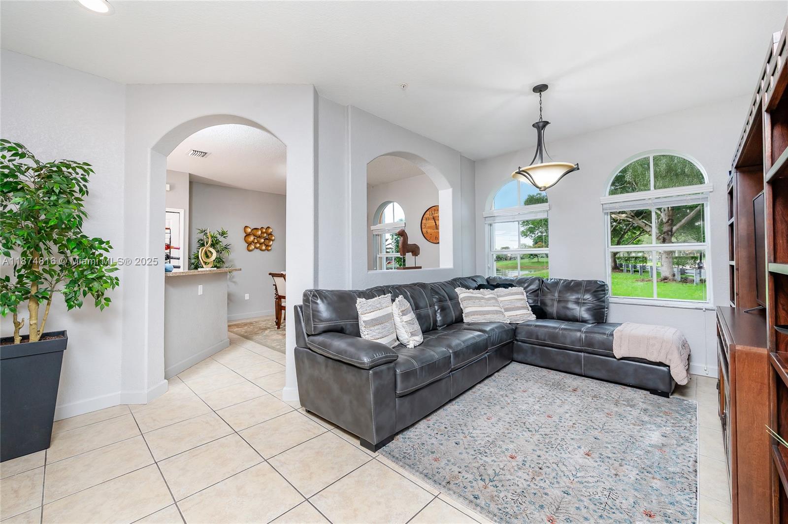 FONTAINBLEAU LAKES COURTY - Residential