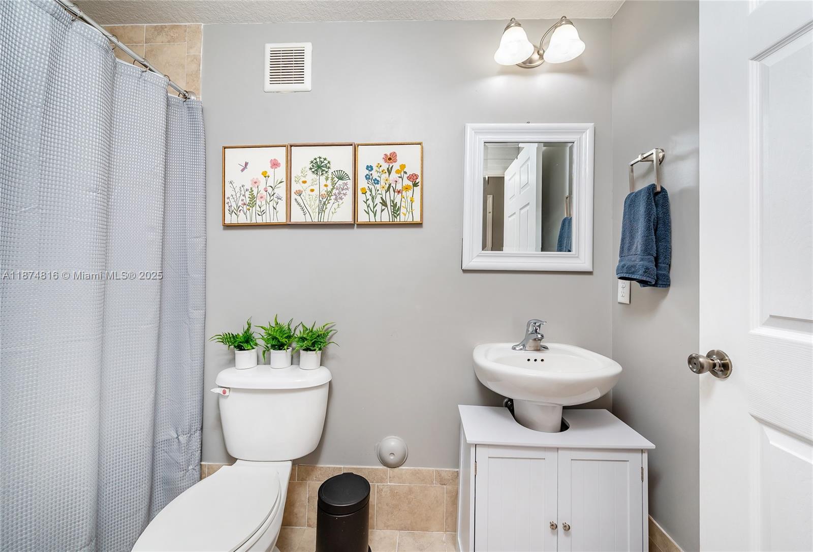 FONTAINBLEAU LAKES COURTY - Residential