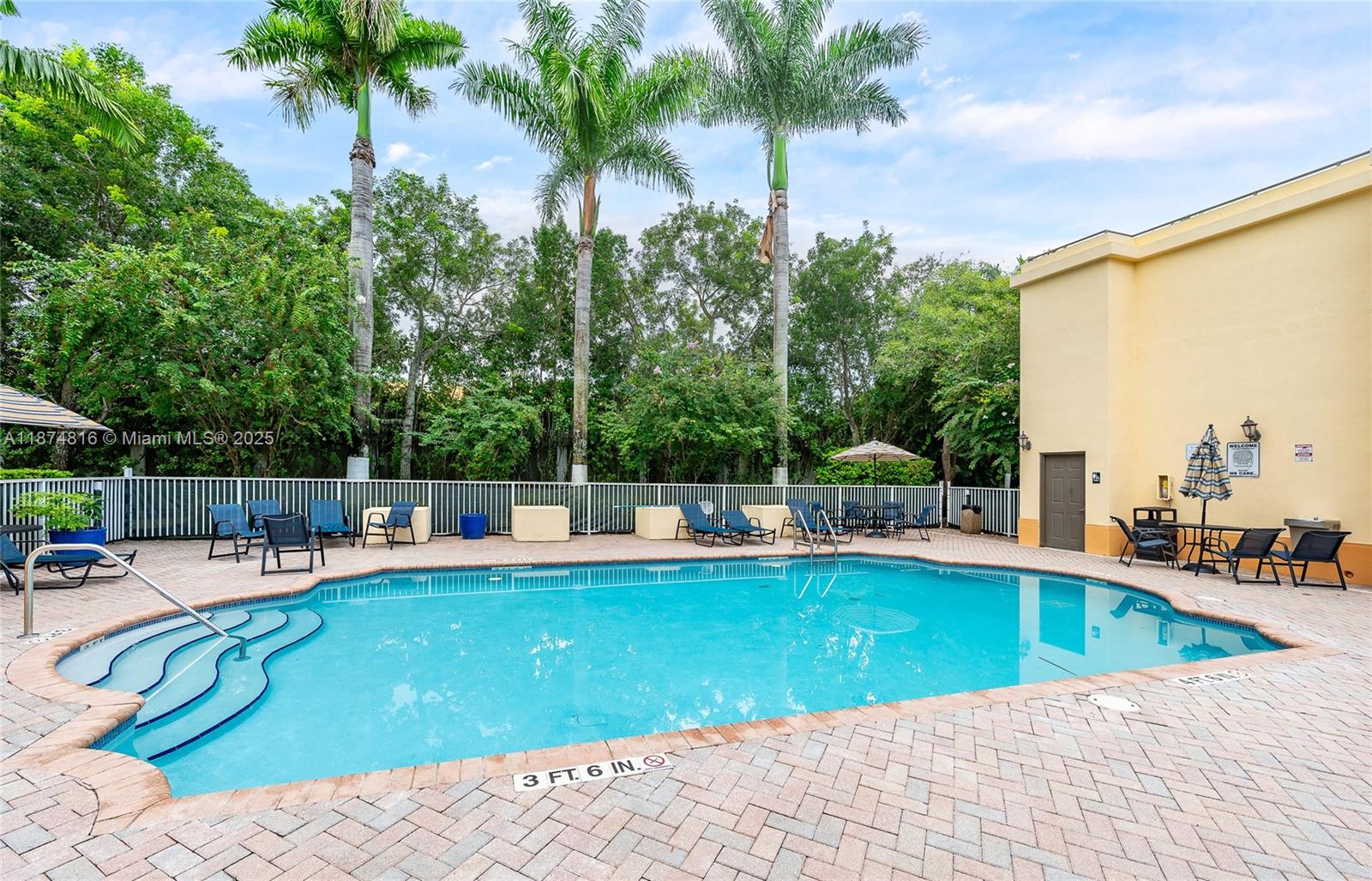 FONTAINBLEAU LAKES COURTY - Residential