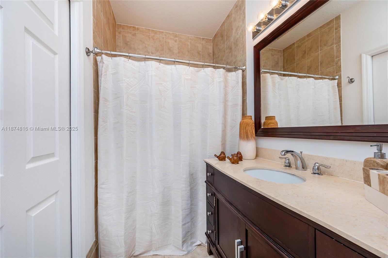 FONTAINBLEAU LAKES COURTY - Residential