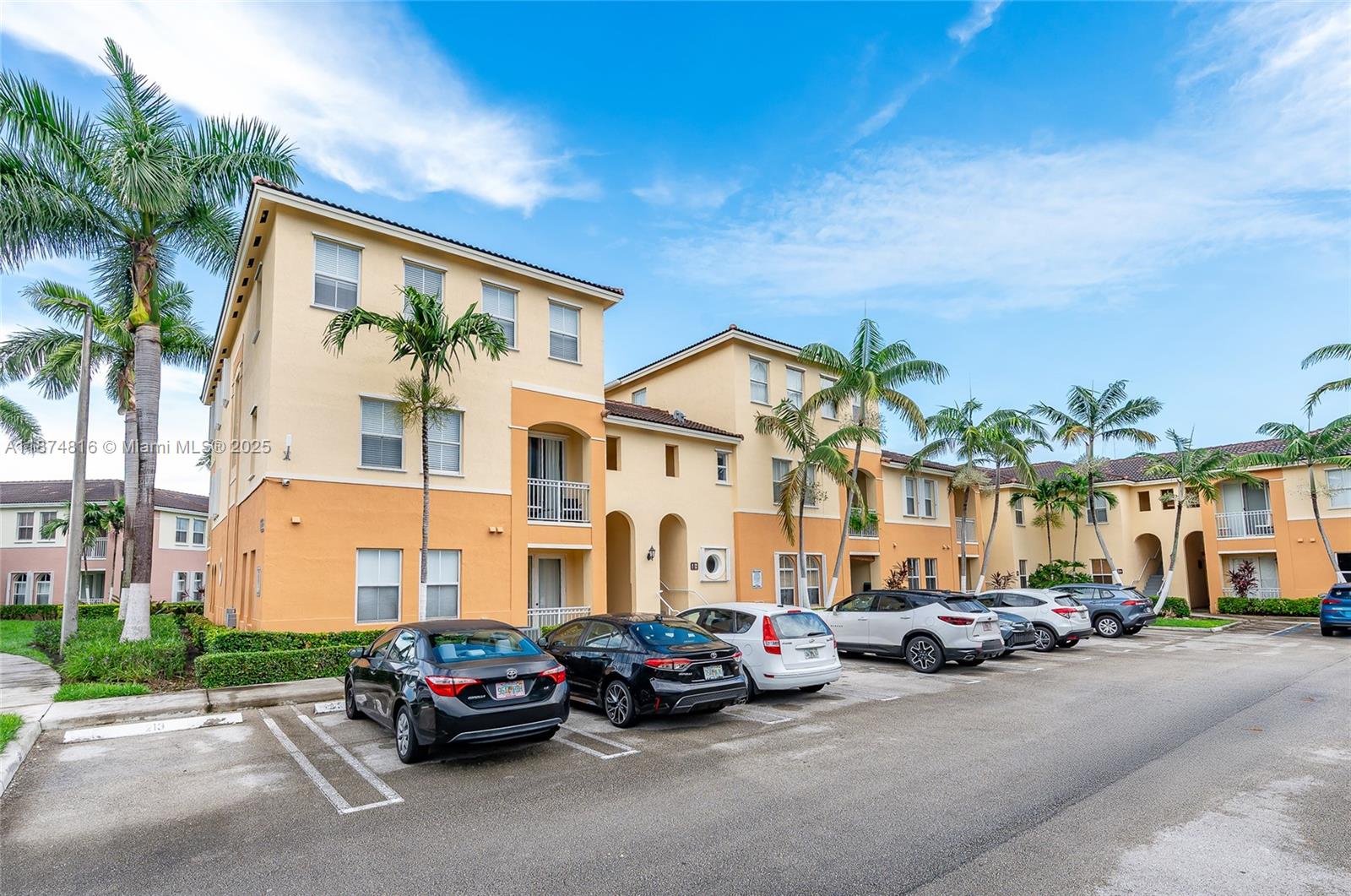 FONTAINBLEAU LAKES COURTY - Residential