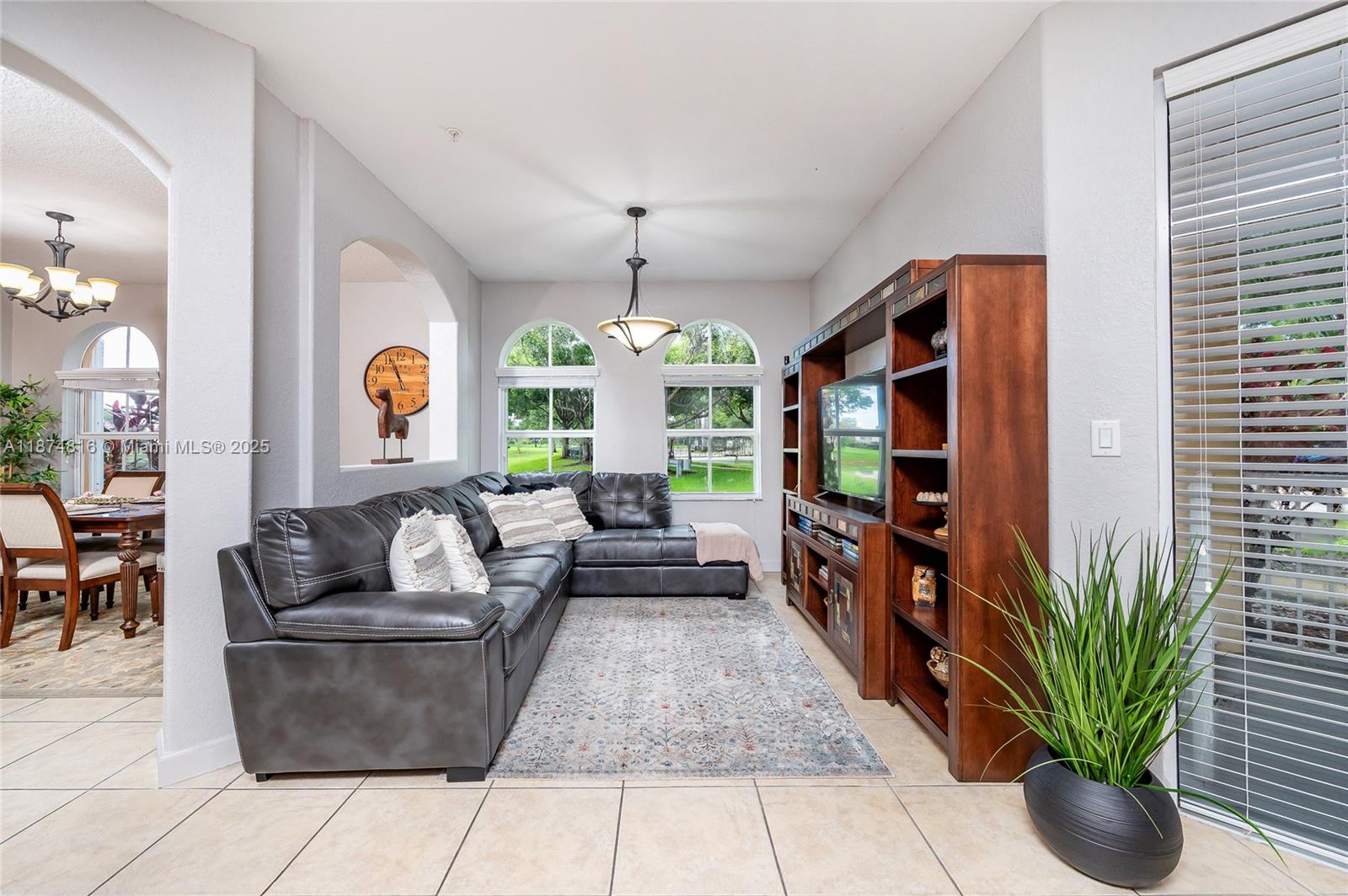 FONTAINBLEAU LAKES COURTY - Residential