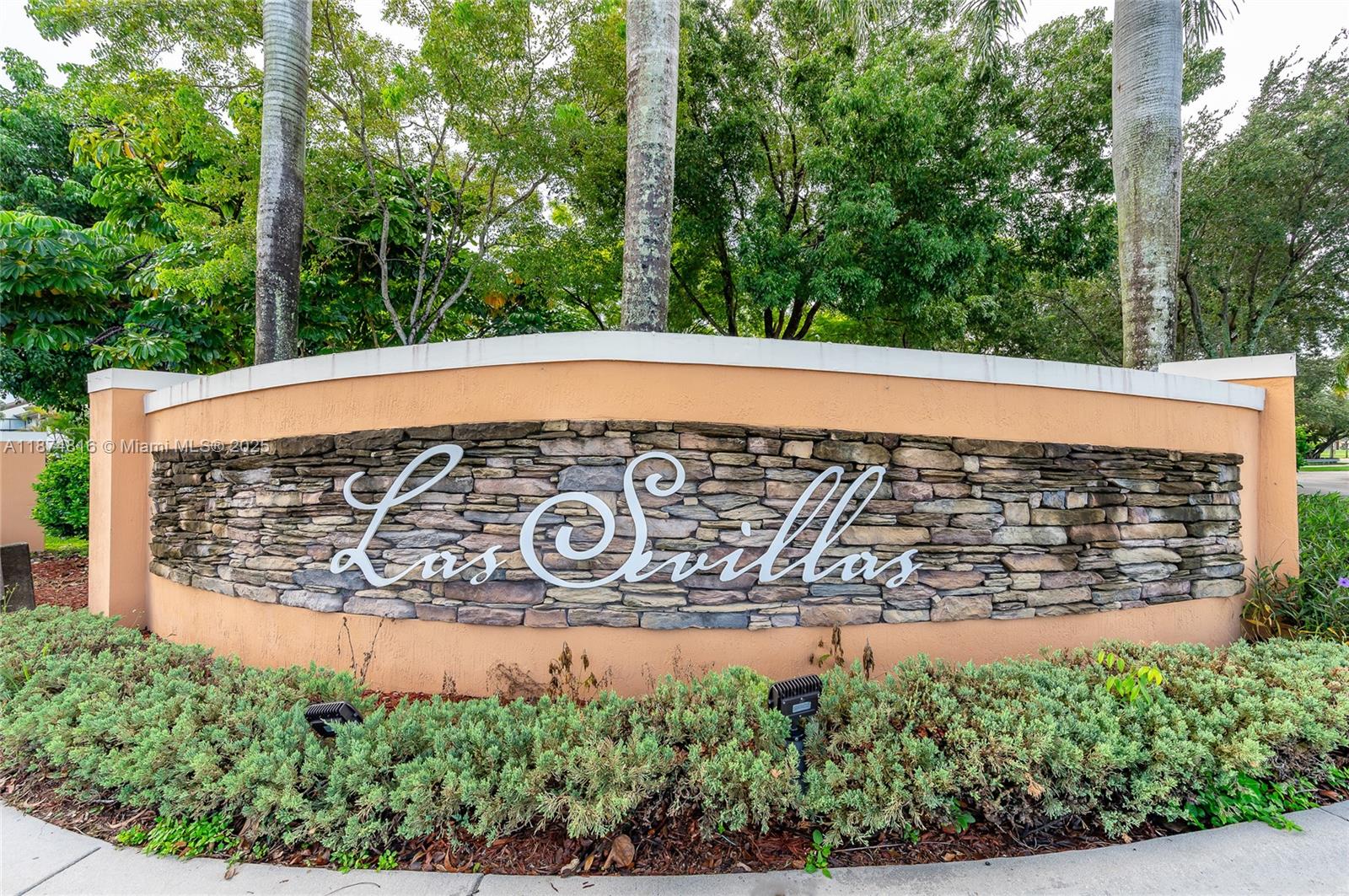 FONTAINBLEAU LAKES COURTY - Residential