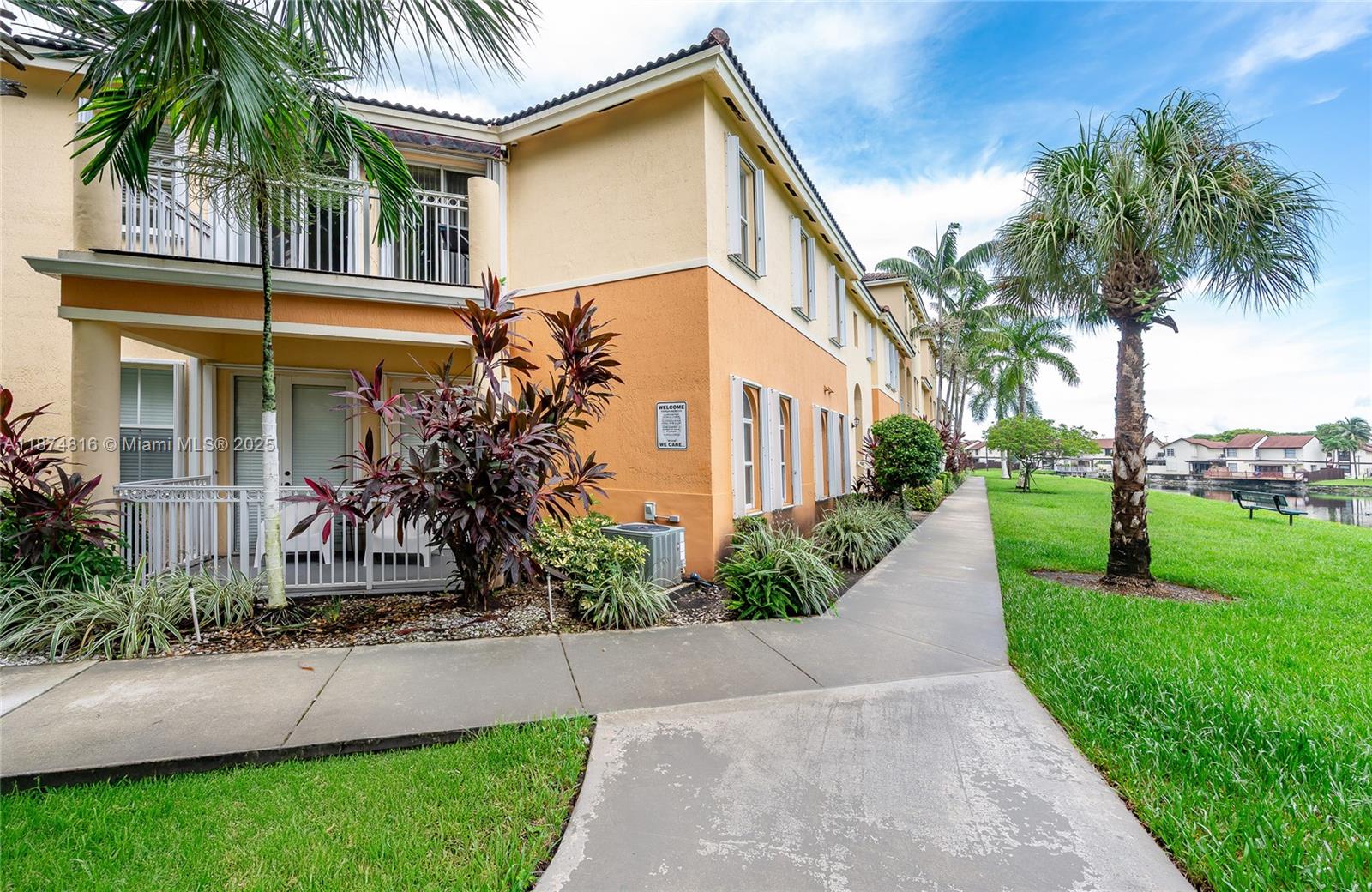 FONTAINBLEAU LAKES COURTY - Residential