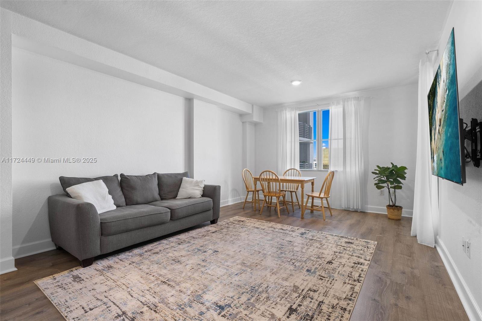 RADIUS CONDO - Residential