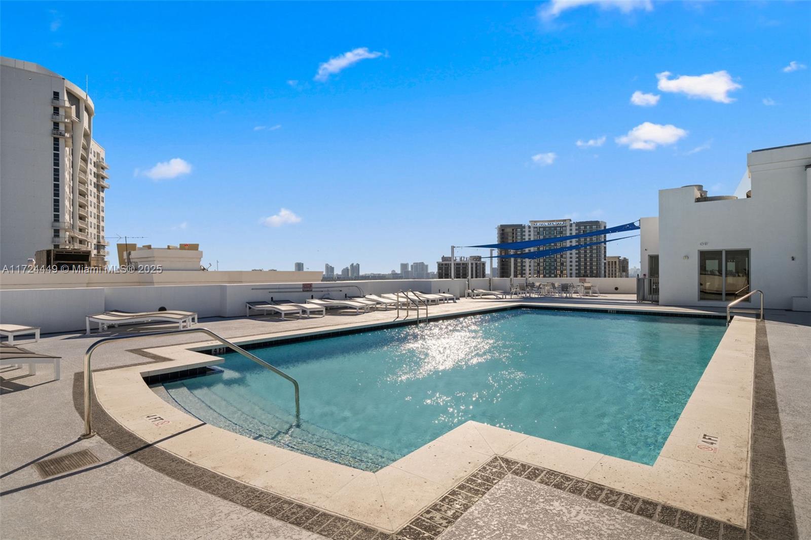 RADIUS CONDO - Residential