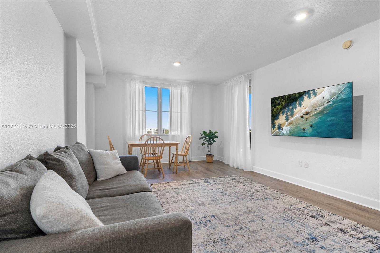 RADIUS CONDO - Residential
