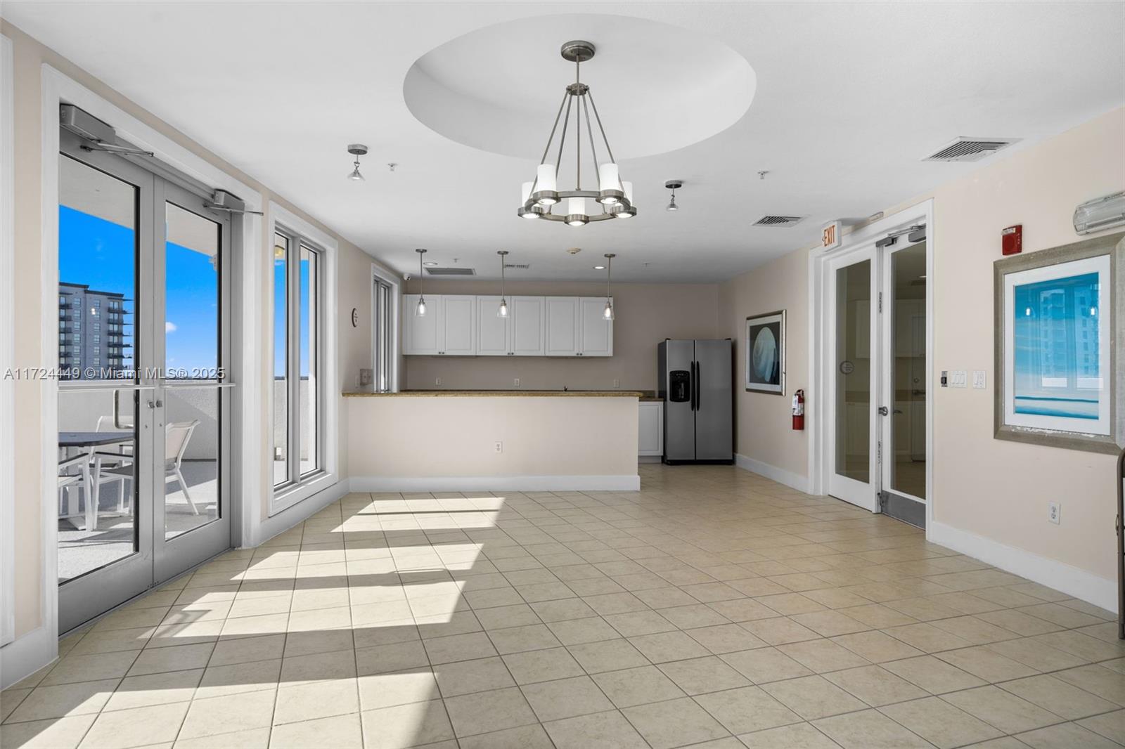 RADIUS CONDO - Residential