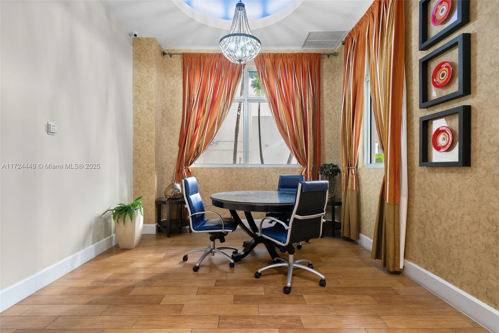 RADIUS CONDO - Residential