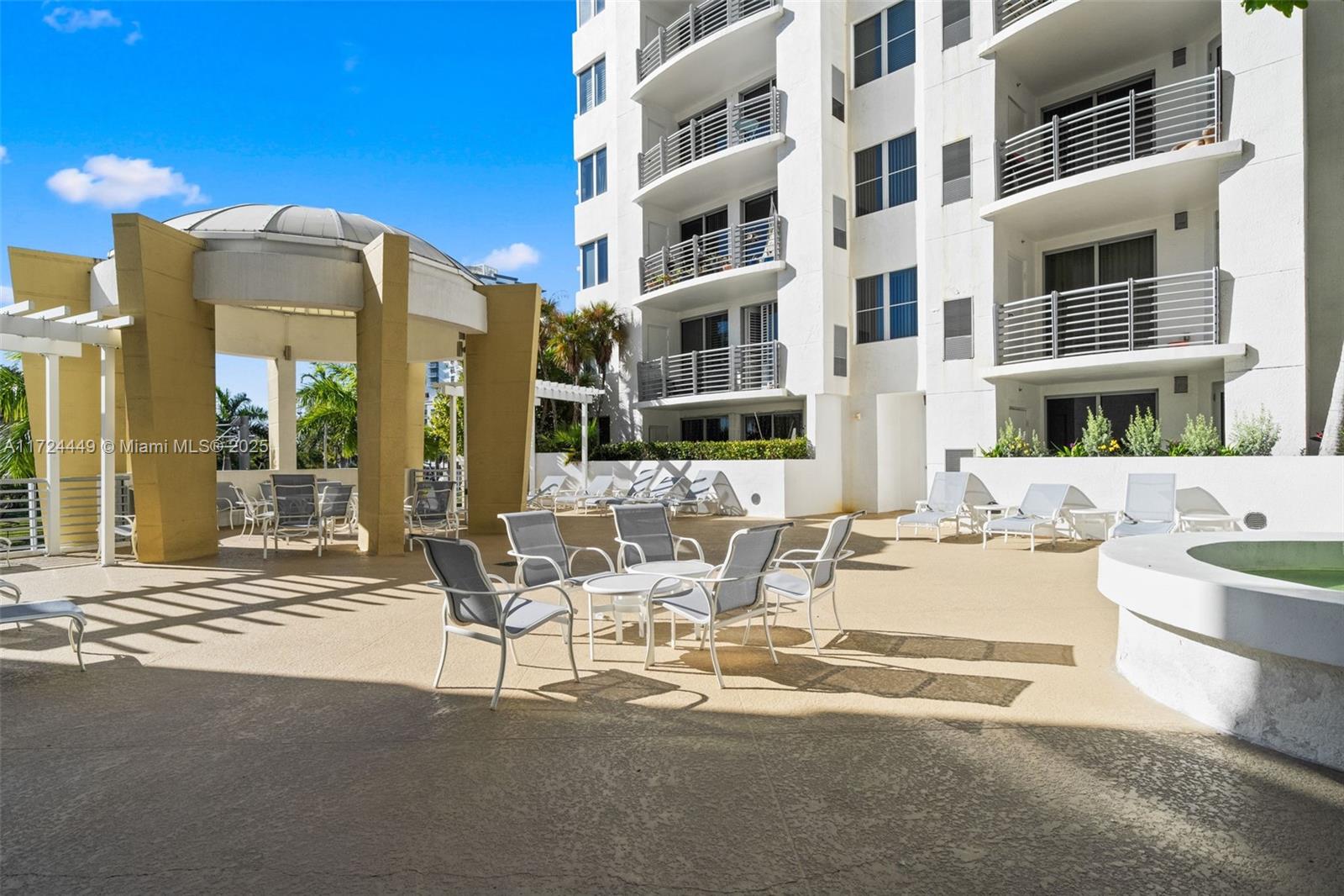 RADIUS CONDO - Residential
