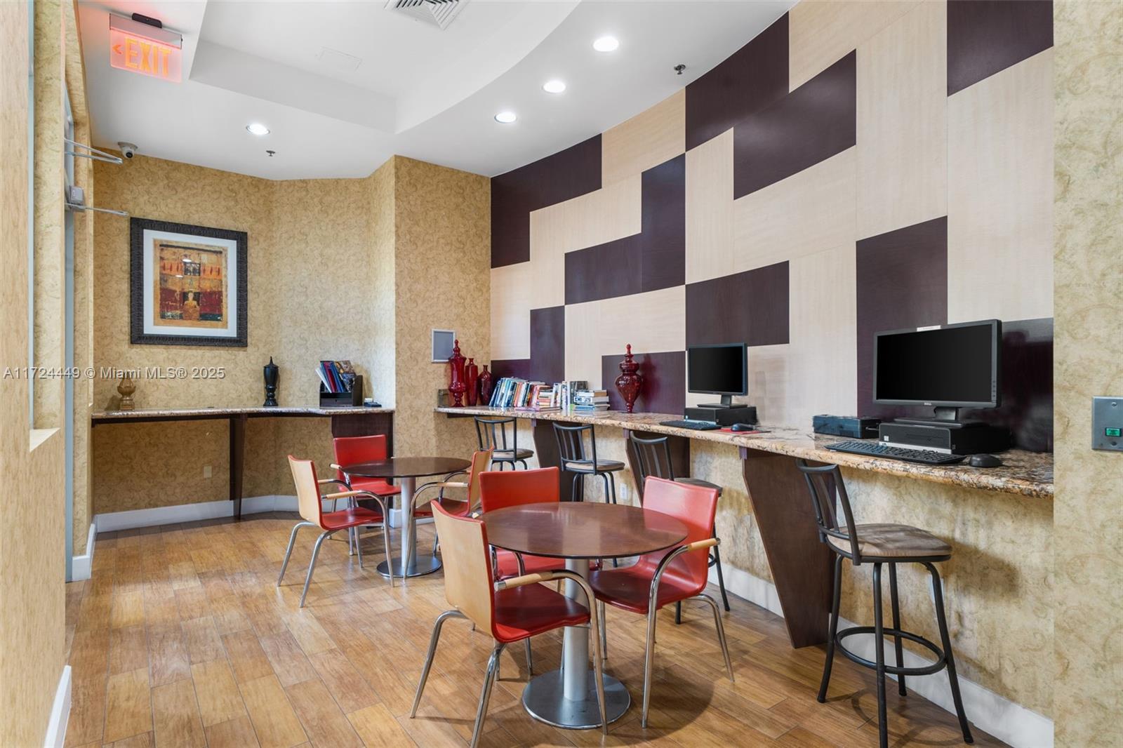 RADIUS CONDO - Residential