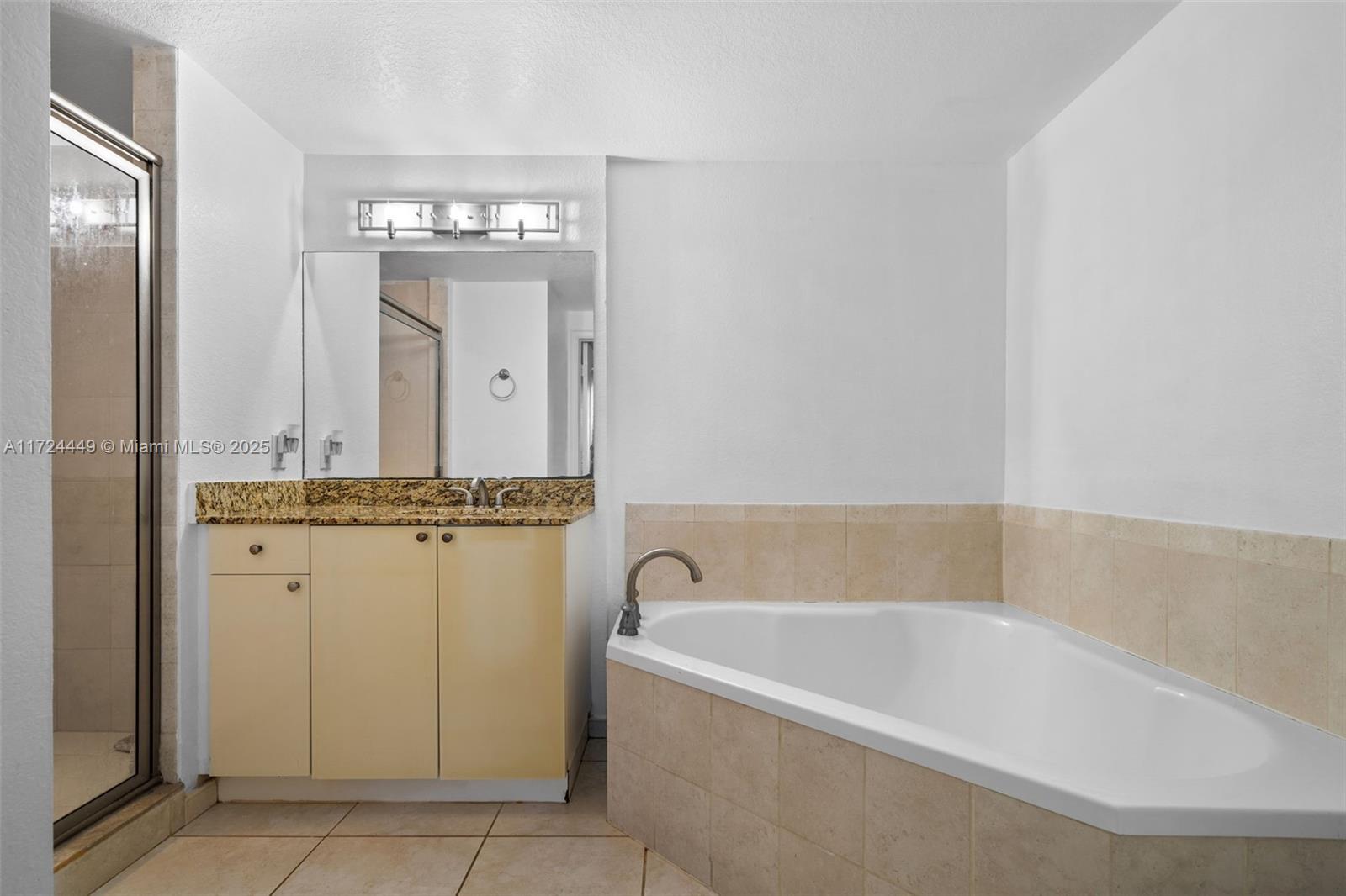RADIUS CONDO - Residential