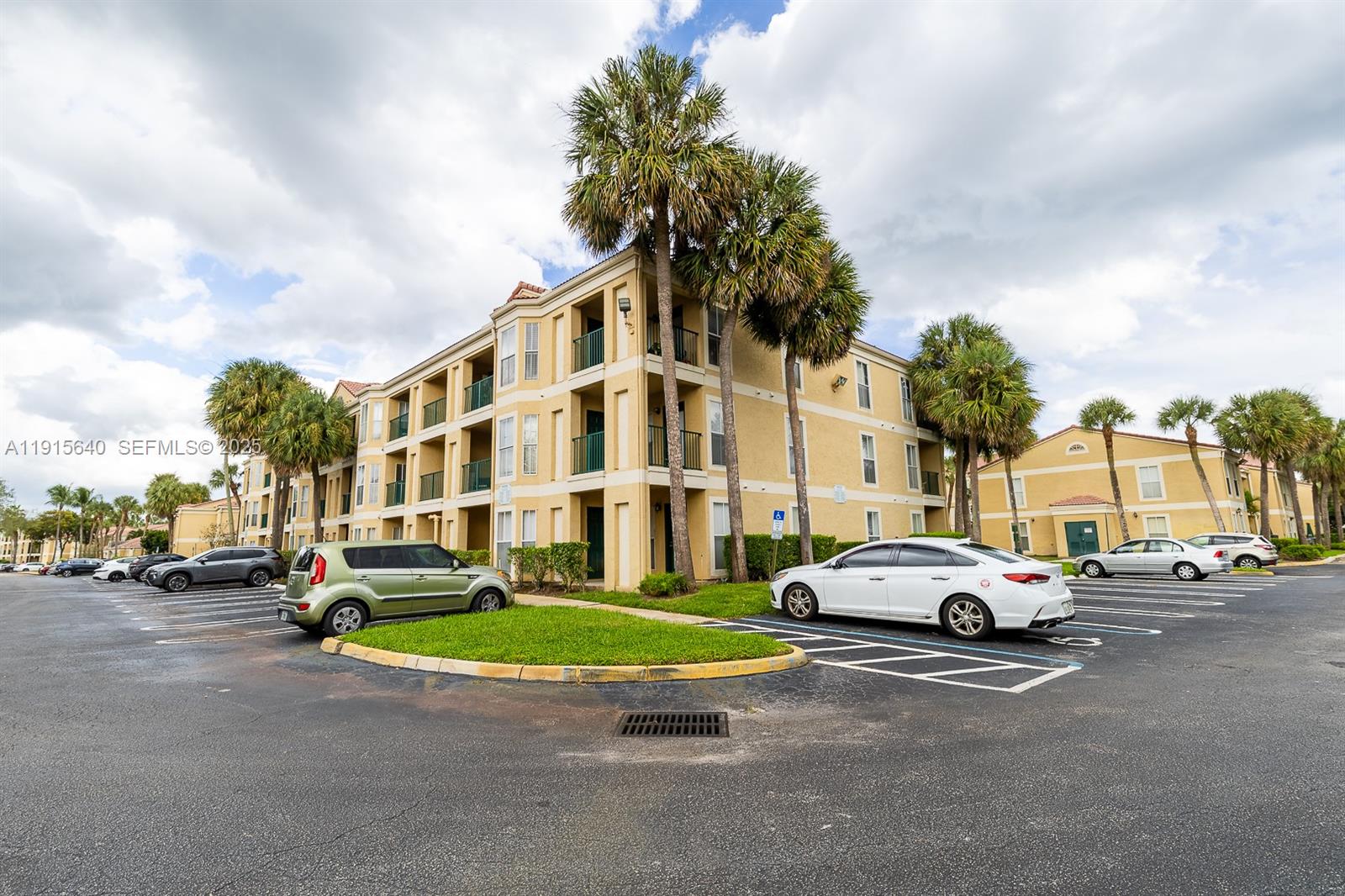 SAVANNAH AT RIVERSIDE CON - Residential