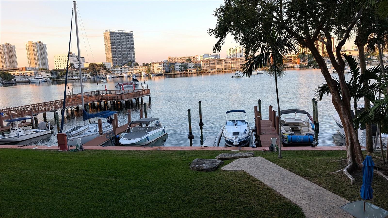 400 Golden Isles Dr 10