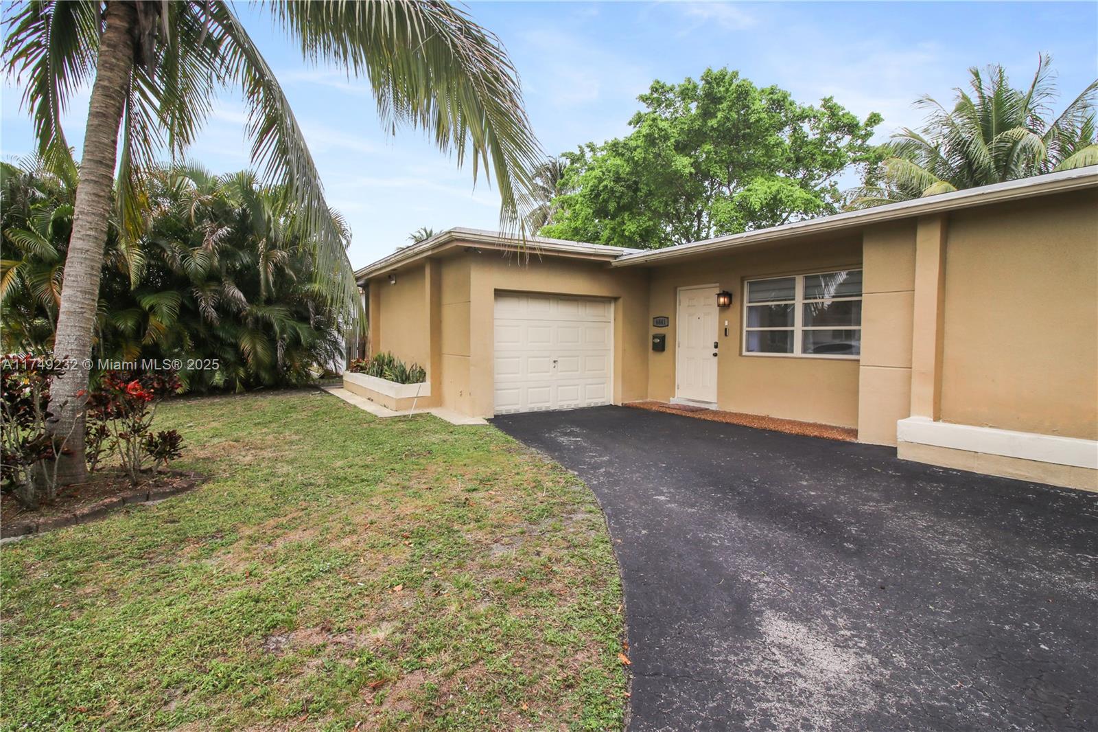 6841 Nw 24th Ct, Sunrise, Miami-Dade County, Florida - 3 Bedrooms  
2 Bathrooms - 