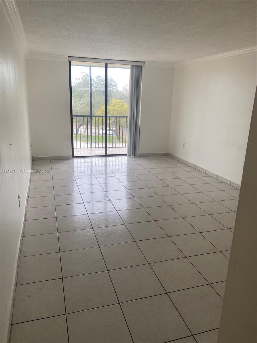 Beautiful and large apartment one bedroom one bathroom in North Miami Beach !
It has a lot of natural light and faces a nice park.
The building offers a gym, a pool ,tennis court and it's close to all the stores and shops next to Biscayne and 163 rd st .
It has one parking included.
Easy to show !

650 credit score -no pets as per association