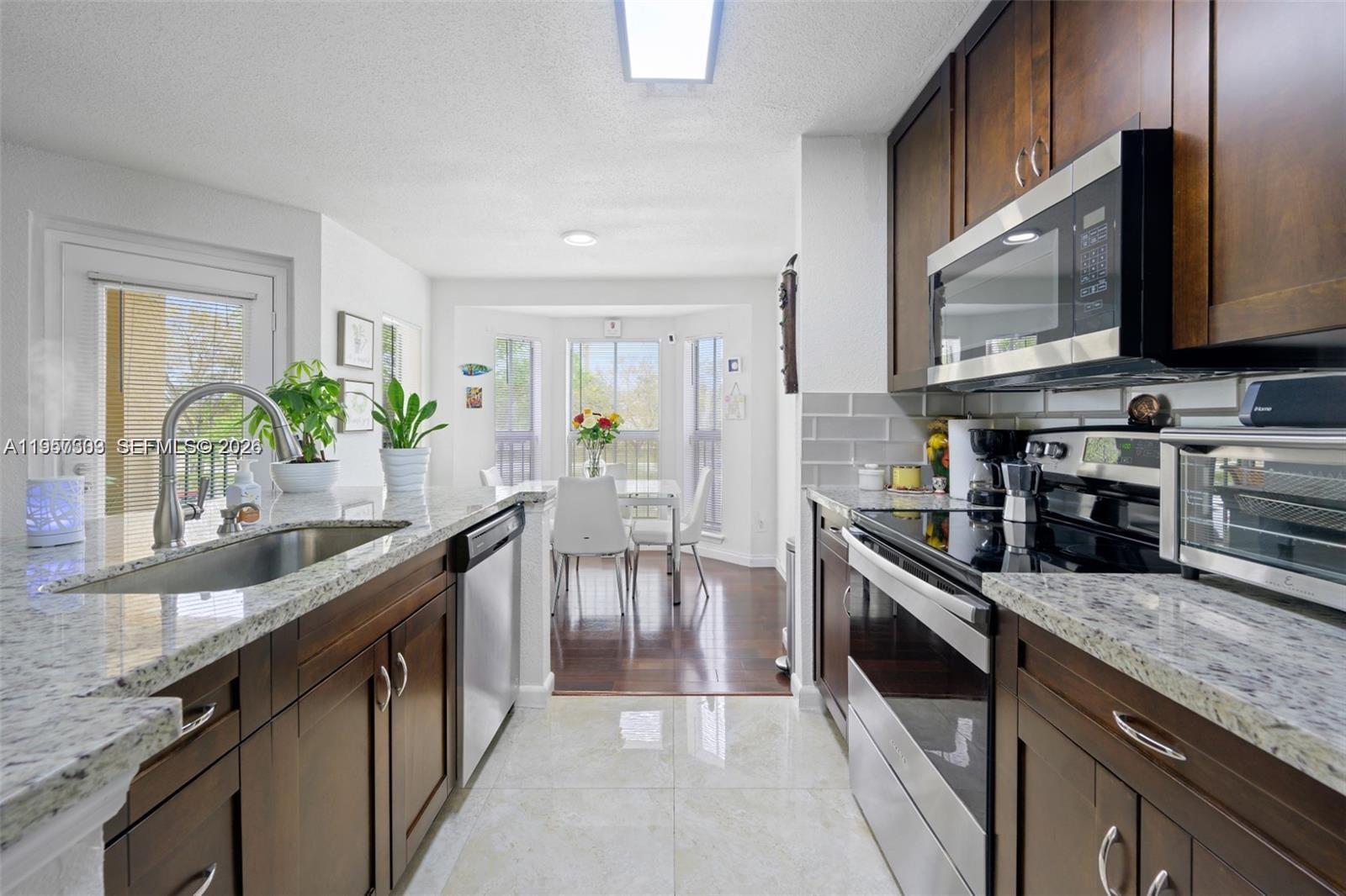 SAVANNAH AT RIVERSIDE CON - Residential