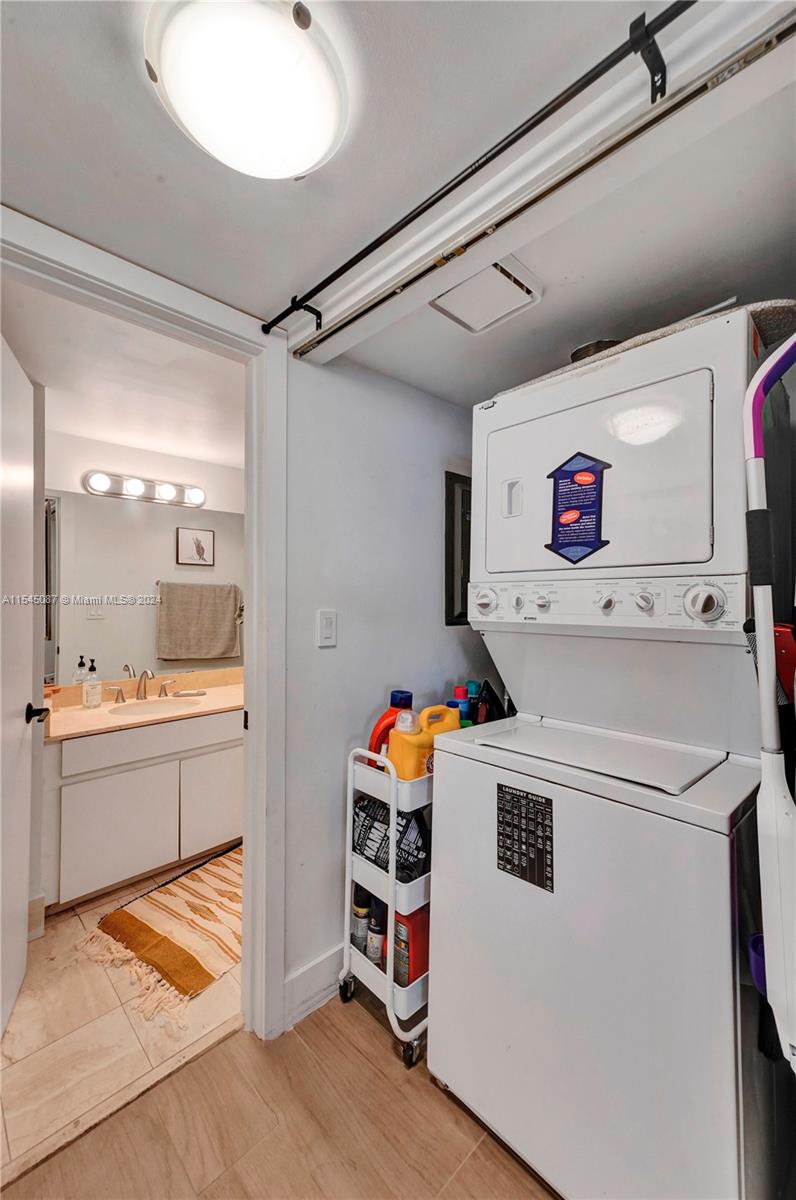 ATLANTIS ON BRICKELL COND - Residential