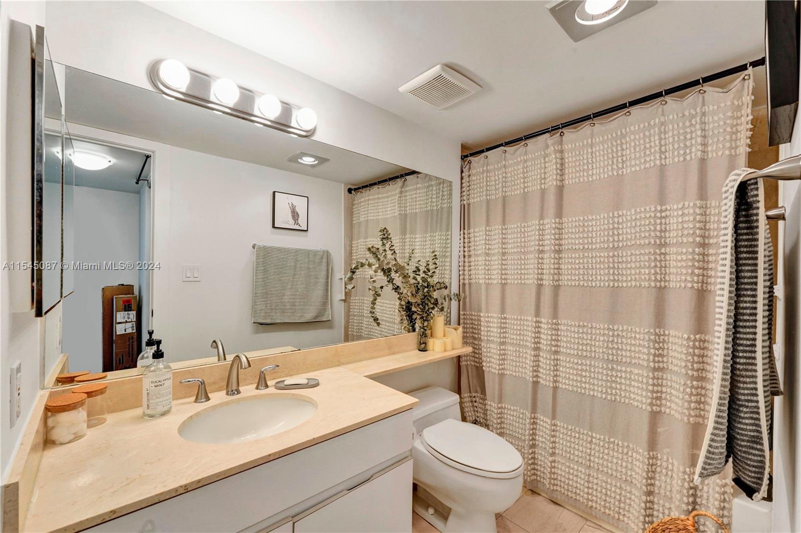 ATLANTIS ON BRICKELL COND - Residential