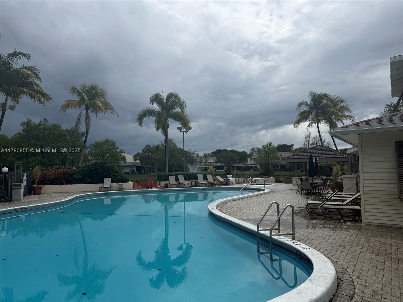 280 W Hemingway Cir