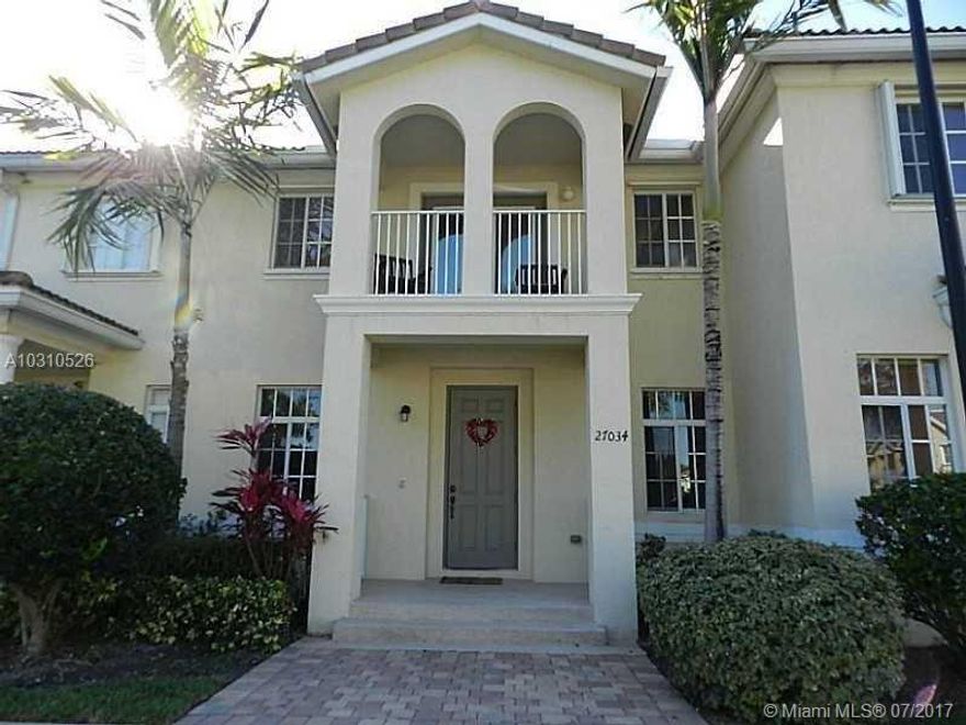 Gorgeous spacious townhouse in Mandarin Lakes, granite countertop, stainless steel appliances, washer and dryer, one car garage plus more! Master bedroom with open view balcony, walk in closet, double sinks. Community Olympic pool and gym, spectacular club house. Near supermarkets, shopping mall, turnpike. Internet, cable TV and Security Alarm are included in the rent, must see!!