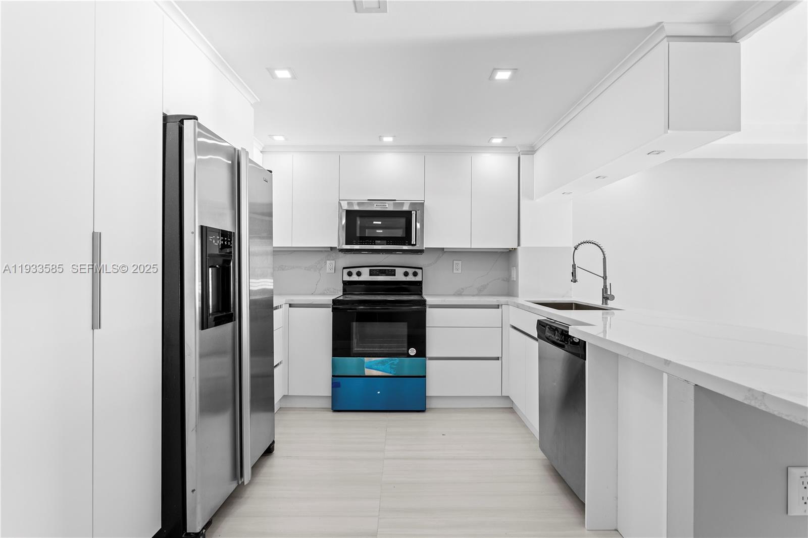 5555 Collins Ave 14N