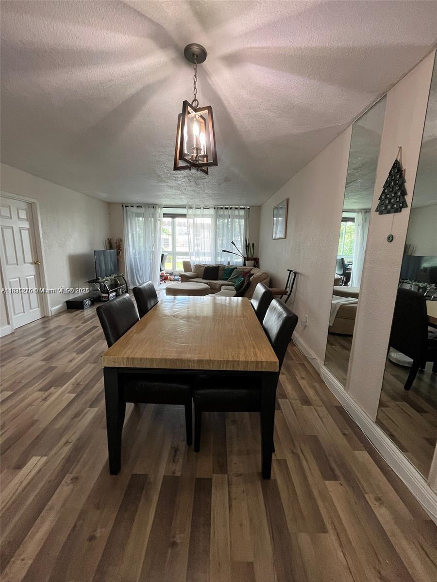 WELCOME HOME! Enjoy this beautiful, calm & quiet neighborhood in Sands Point, close to everything!!
Sawgrass Mall- 10 mins
Sawgrass Expswy- 5 mins
FL Turnpike- 10 mins
I-595/I-75- 10 mins
I-95- 15 mins