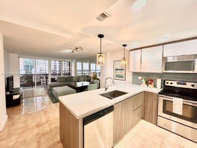 600 NE 36th St 1220