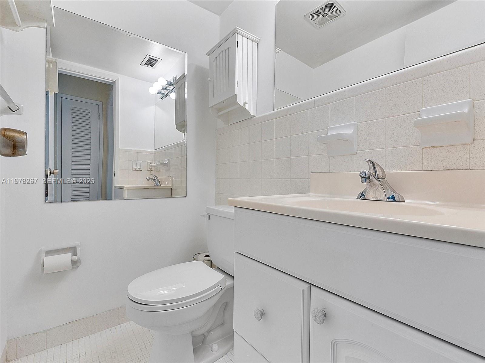 2050 NE 39th St W212