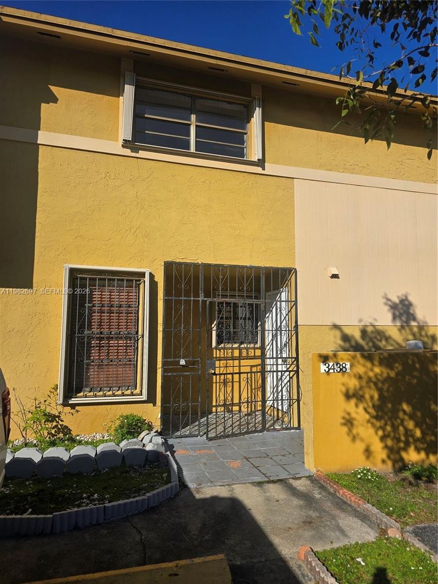 Amazing Townhome located in a Hot area near FIU, with laminate flooring, great spaces, huge backyard and very spacious Bedrooms. 2 Parking Spaces in Front of the unit.