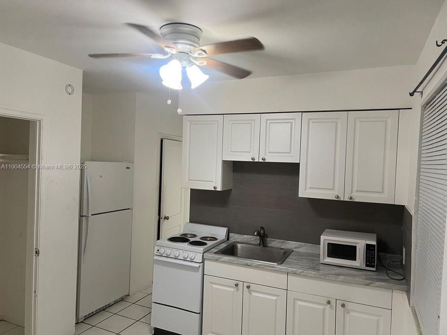 Affordable and cozy studio within walking distance to Downtown Hollywood and just 8 minutes from Hollywood Beach. Features window A/C units and a convenient layout. Looking for a responsible tenant. Requirements: no evictions or criminal record. Great location close to shops, dining, and entertainment!
WATER AND ELECTRICITY INCLUDED. 
ONLY 2 MONTHS TO MOVE IN.