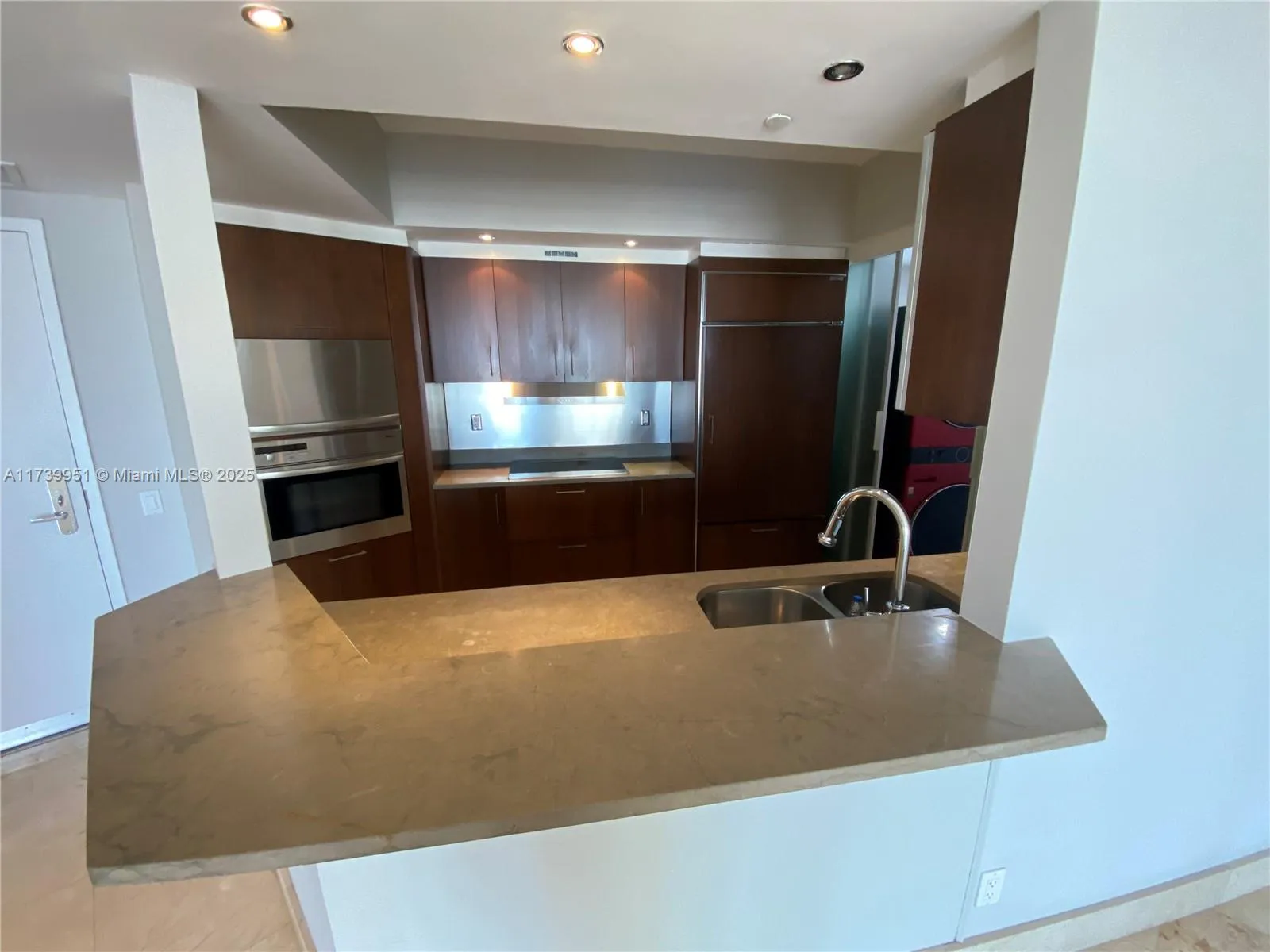 Miami Beach, Florida 33139, United States, 2 Bedrooms Bedrooms, ,2 BathroomsBathrooms,Residential,Active,8338